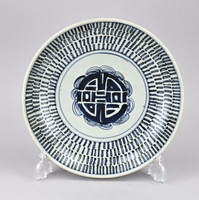 une assiette bleue et blanche ornée d'un motif
