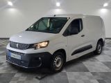 la camionnette blanche est garée dans une grande pièce au sol en damier