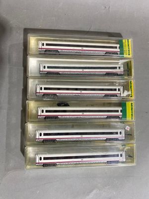 six types différents de brosses à dents électriques empilées les unes sur les autres
