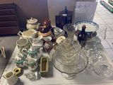 une table sur laquelle se trouvent de nombreux objets en verre