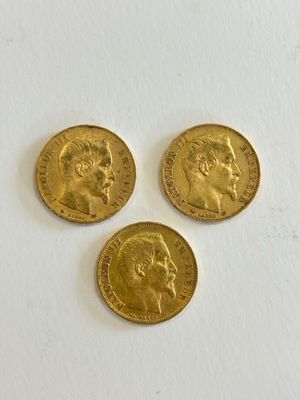 three gold sovereigns, one of which has a head of a man and one of which is a woman