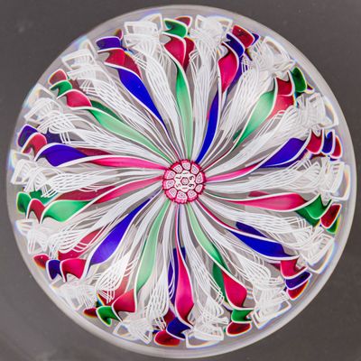 une plaque de verre ornée d'un motif floral multicolore