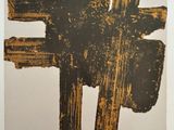 une photo d'une photo représentant une croix accrochée au mur