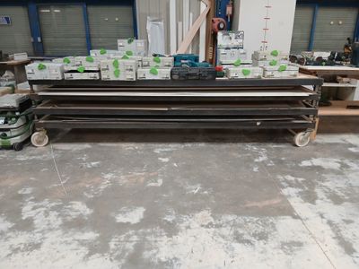 une table avec de nombreux cartons dans un entrepôt