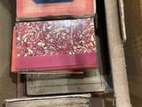 Plusieurs livres sont empilés les uns sur les autres dans une boîte en carton