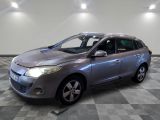 la voiture argentée est garée dans le garage sur le sol en damier