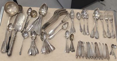 beaucoup de cuillères en argent et de cuillères sur la table