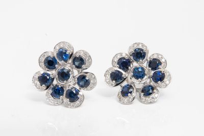 une paire de boucles d'oreilles en saphir et diamant