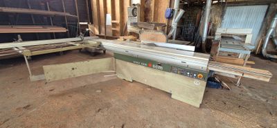 une photo d'une machine à bois dans un atelier