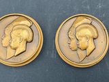deux médaillons en or représentant la tête d'une femme et celle d'un homme