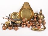 de nombreux types différents de casseroles, poêles et autres ustensiles de cuisine en cuivre