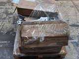 une pile de cartons posée par terre à côté d'un bâtiment