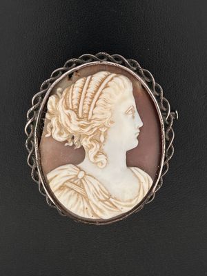 Borche en argent à décor tressé, orné d'un camée ovale sur coquillage  - Photo 1