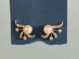 une image d'une paire de boucles d'oreilles en perles et diamants