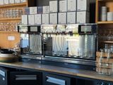 un comptoir sur lequel sont posés plusieurs verres