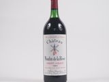 une bouteille de vin rouge posée sur une table blanche