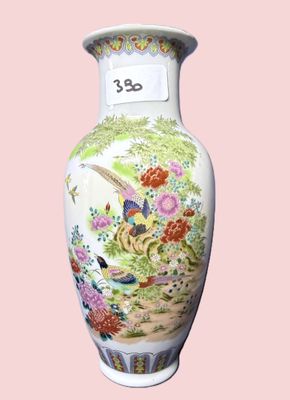 un vase orné d'un motif représentant un oiseau et des fleurs