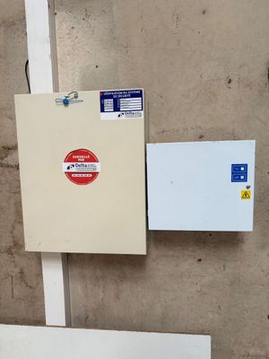 Centrale détecteurs, claviers, sirènes Se trouvant à LA MEZI…