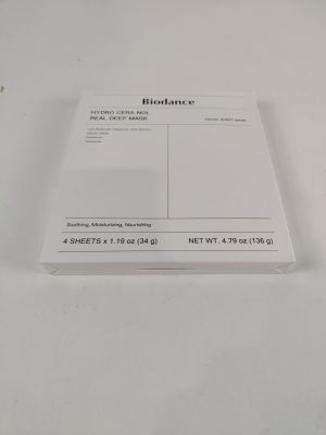 une boîte blanche sur laquelle est apposée une étiquette en noir et blanc