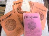 de nombreux livres posés sur une table