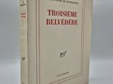 la couverture d'un livre ornée d'une bordure rouge