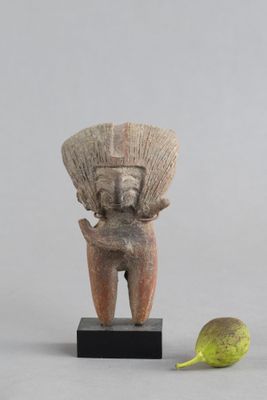 une image représentant une statue d'un homme tenant une banane à côté d'une banane