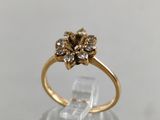 un gros plan d'une bague en or ornée d'un motif floral