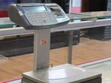 une machine posée sur une table devant une fenêtre