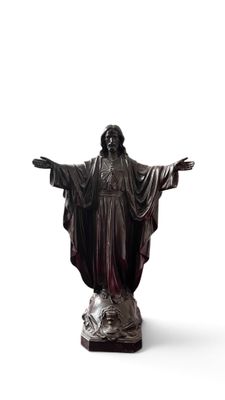 statue d'une femme aux bras écartés et aux mains tendues