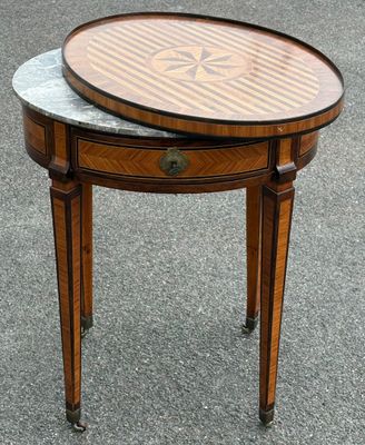 une petite table avec un plateau en marbre