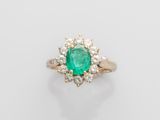 une bague à grappes d'émeraudes et de diamants