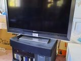 un téléviseur à écran plat posé sur un support dans un salon
