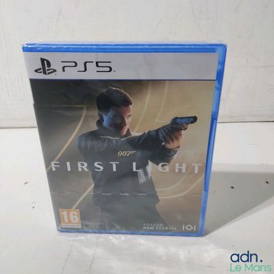 La boîte du jeu vidéo « S First Light » est posée sur une table