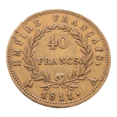 un gros plan d'une pièce de monnaie ornée d'une couronne