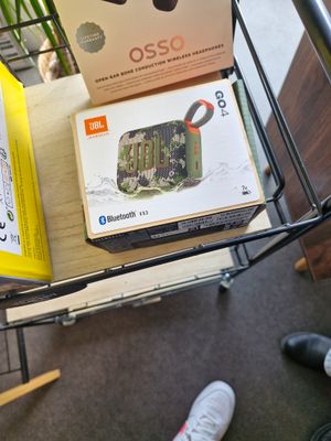 un caddie sur lequel sont posées deux boîtes et une paire de chaussures par terre