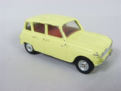 petite voiture jaune posée sur une surface blanche, avec un fond blanc