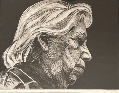 dessin représentant une vieille femme aux cheveux longs sur une photo en noir et blanc