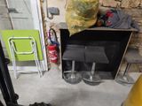 un tas d'ordures posé par terre à côté d'une cheminée