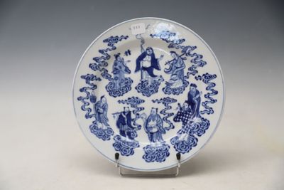 une assiette bleue et blanche ornée d'un motif