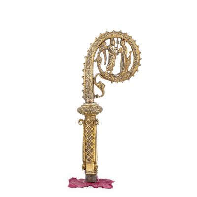 une image représentant une horloge en or sur laquelle figurent un homme et une femme