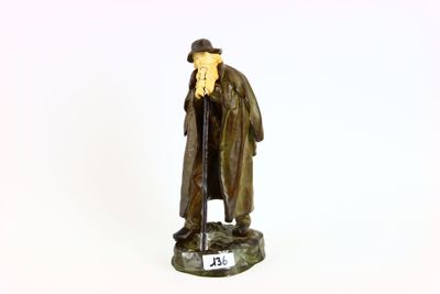 une statue représentant un homme portant un chapeau et un manteau