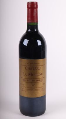 une bouteille de vin posée sur une table