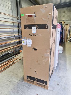 un grand carton posé sur une palette