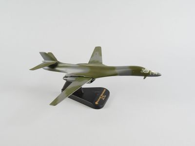 une petite maquette d'avion militaire posée sur un socle