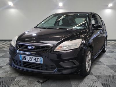 une photo d'une Ford Focus noire garée dans un garage