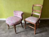 two chairs that are next to each other in a room