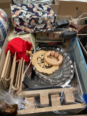 une boîte remplie d'objets divers qui se trouvent sur la table