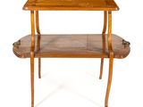 une photo d'une table d'appoint surmontée d'une étagère
