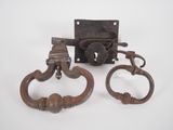paire de poignées et de loquets de porte anciens en fonte