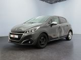 La nouvelle Peugeot est garée dans une grande pièce.
